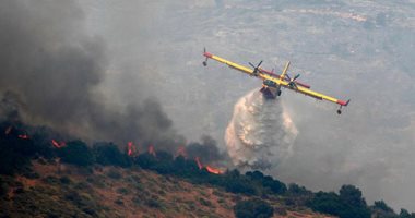 الطائرات تشارك رجال الإطفاء للسيطرة على حرائق غابات جزيرة إيفيا اليونانية