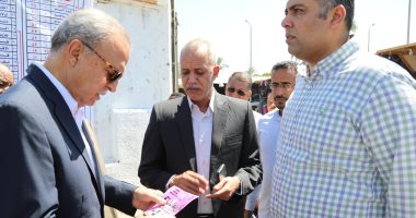 محافظ قنا يتفقد مجمع المواقف لمتابعة تطبيق التعريفة الجديدة لسيارات بالمحافظة.. صور