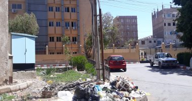 اضبط مخالفة.. أكوام من القمامة أمام قصر الثقافة الجديد بقنا (صور)