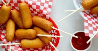 لو مسافرة وعايزة سناك سهلة.. اعرفى طريقة عمل الـCorn Hot Dogs 