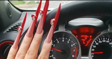 حلزونية وبتلمع.. شوفى آخر موضة للأظافر ومتعمليهاش.. صور