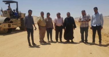 صور.. رئيس تعمير وسط وشمال الصعيد يتابع رصف طريق دير الأنبا صموئيل بالمنيا