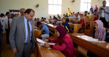 رئيس جامعة بنى سويف يتفقد اختبارات القدرات والكشف الطبى بكلية التربية الرياضية