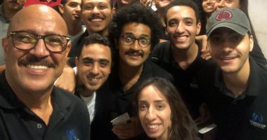صور..أشرف عبدالباقي وفرقته يصلون جدة استعدادا لبدء عروضهم المسرحية
