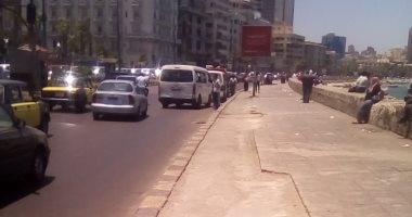 صور.. اضبط مخالفة.. تكسير رصيف كورنيش الإسكندرية وتركه بلا إصلاح 3 أشهر