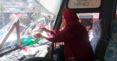 صور.. رئيس مدينة ميت غمر تلصق تعريفة الركوب الجديدة على سيارات الأجرة