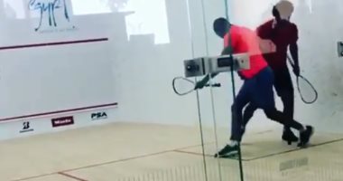 شاهد.. حسام غالى يحول مباراة اسكواش لكرة قدم بالجونة