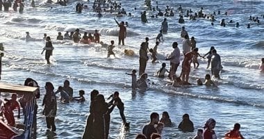 إخلاء شاطئ جمصة من المصطافين بعد ارتفاع الأمواج ووقوع حوادث غرق