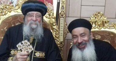 "الدين لله والوطن للجميع".. كاهن بسوهاج يتبرع بــ2000 جنيه للمشاركة فى بناء مجمع إسلامى.. القمص ويصا: من يريد رؤية الوحدة الوطنية فليأتى لنجوع مازن.. ويؤكد: الخير فى مصر كثير ويجب التعاون لرفع العبء عن الدولة