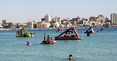 صور.. تزايد إقبال المصطافين على شواطئ ومصايف مطروح والساحل هربًا من الحر