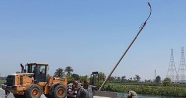 رفع 9 أعمدة إنارة من الطريق الزراعى بالمنيا تمثل خطرًا على أرواح المواطنين