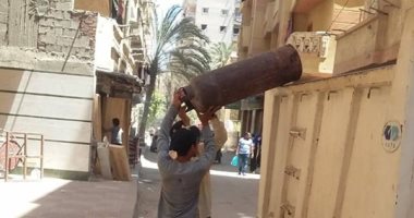 صور .. حرصا على راحة المصطافين .. "العجمى" يشن حملات يومية لإزالة الإشغالات