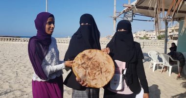 صور.. أصحاب البصيرة بشمال سيناء يحتفلون بطهى العيش السيناوى على الشاطئ