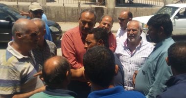 صور .. رئيس مدينة العريش يتفقد موقف وأسواق