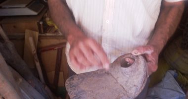 شاهد.. طريقة صيانة الفؤوس والمحاريث على يد الأسطى رضا بالمنوفية