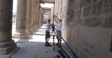 صور.. وفد التليفزيون البريطانى ينهى تصوير فيلم وثائقى عن آثار أسوان الغارقة 