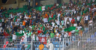 جماهير الجزائر تضرب مثالا رائعا فى التحضر بمباراة غينيا.. فيديو