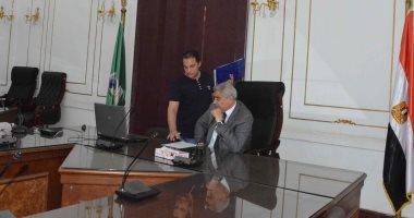 صور.. محافظ المنيا يوجه بتكثيف حملات الرقابة على مواقف سيارات الأجرة