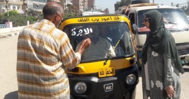 حملات بأسيوط لكتابة تعريفة المواصلات الجديدة على التكاتك والسرفيس.. صور