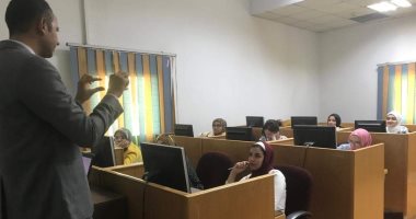 صور.. تدريب ميدانى على الترجمة الصحفية لطلاب ألسن بجامعة قناة السويس