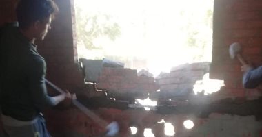 صور.. إيقاف وإزالة بناء مخالف لمستشفى خاص داخل مصنع للغزل بحى غرب فى سوهاج