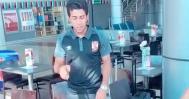 صور.. أحمد حمودى يجتاز تحدى "غطاء الزجاجة" بنجاح