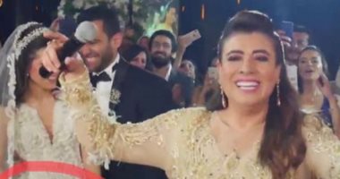 نشوى مصطفى تحتفل بتصدر أغنيتها في حفل زفاف نجلها تريند يوتيوب