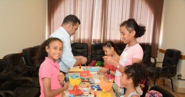 صور.. فن الإتيكيت والرسم فى برنامج التدريب الصيفى لمجلة "نور" للأطفال