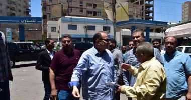 صور.. محافظ الفيوم يتفقد مواقف سيارات الأجرة للتأكد من الالتزام بالتعريفة المقررة