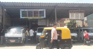 صور.. رئيس مدينة السنطة يتفقد المواقف لمتابعة تطبيق تعريفة الركوب الجديدة