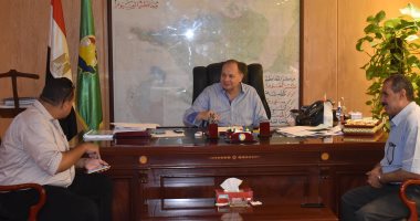 محافظ الفيوم يؤكد الالتزام بالشروط الهندسية والفنية فى أعمال الرصف ورفع كفاءة الطرق