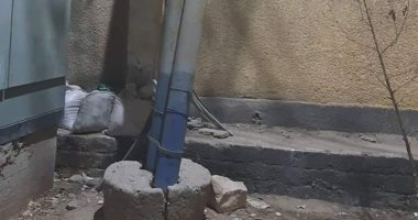 صور.. اضبط مخالفة.. عمود إنارة مائل أمام مدرسة بمدينة الواسطى ببنى سويف