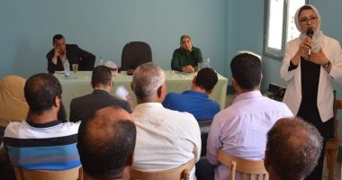 نائب محافظ الوادي الجديد تبحث مشكلة التسرب من التعليم مع أهالى درب الأربعين 