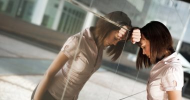 مش عارف تتخلص من خجلك الزائد وعملك مشاكل..نصائح لزيادة الثقة بالنفس