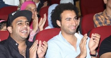 صور.. على ربيع وأوس أوس يحضران العرض المسرحى "أليس فى بلاد العجائب"