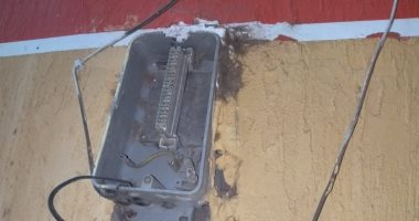 صور.. تهالك كابينة تليفونات بشارع رئيسى بالكوم الأحمر بأوسيم