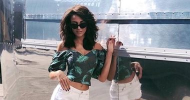 يا بلاش.. ميشال كيجان تستعرض رشاقتها بـ "بلوزة" بـ 35 جنيه استرلينى