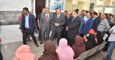 صور .. جولة لمحافظ اسيوط لتفقد أعمال المبادرة الرئاسية لدعم صحة المرأة بمركز رعاية قلتة 