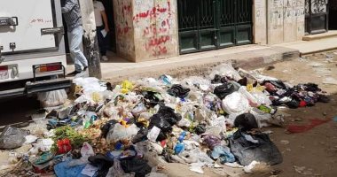 قارئ يشكو من انتشار أكوام القمامة بمدينة بنى مزار بالمنيا
