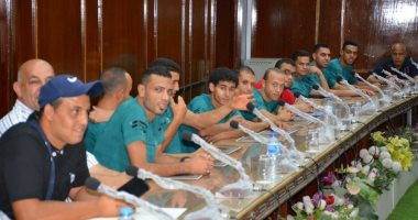صور.. محافظ الدقهلية يكرم فريق الصم والبكم بالسنبلاوين لفوزه بالدوري الممتاز لكرة القدم