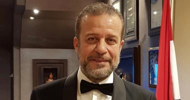 مهرجان القاهرة السينمائى.. شريف منير يخطف الأضواء بالنظارة السوداء بالافتتاح