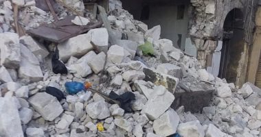 أهالى شارع المكس غرب الإسكندرية يشكون من تسبب أنقاض عقار منهار فى شلل مرورى