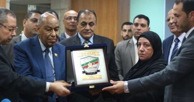 رئيس قضايا الدولة يسلم والدة الشهيد عمر القاضى درع الهيئة وعضوية النادى