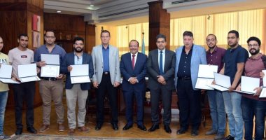 رئيس جامعة طنطا يكرم فريق طبى نجح فى إعادة يد مبتورة لطفل