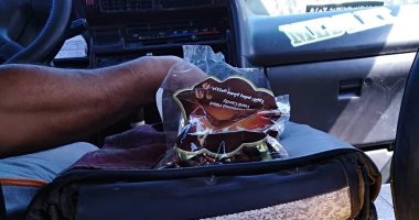 "خد بالباقى لبان".. وسيلة سائقى سرفيس المحلة لحل مشكلة الأجرة (صور)