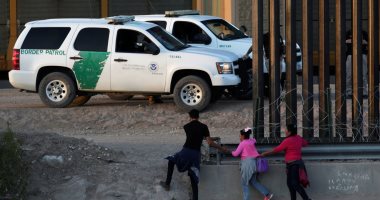 جنود الحدود الأمريكية يحتجزون عائلة مهاجرة بعد عبورهم بشكل غير قانونى