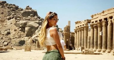 صور.. زوجة لاعب برشلونة تلتقط الصور التذكارية وسط المعالم السياحية بأسوان
