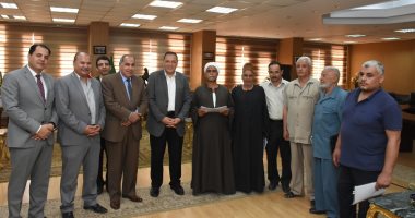 صور.. تسليم عقود لأول 6 حالات تقنين أراضٍ لواضعى اليد بالشرقية