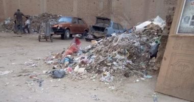صور.. تراكم القمامة بجوار المعهد الدينى بالمحلة