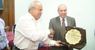 صور..إدارة مستشفيات المنيا الجامعية تُكرم "عميد كلية الطب"